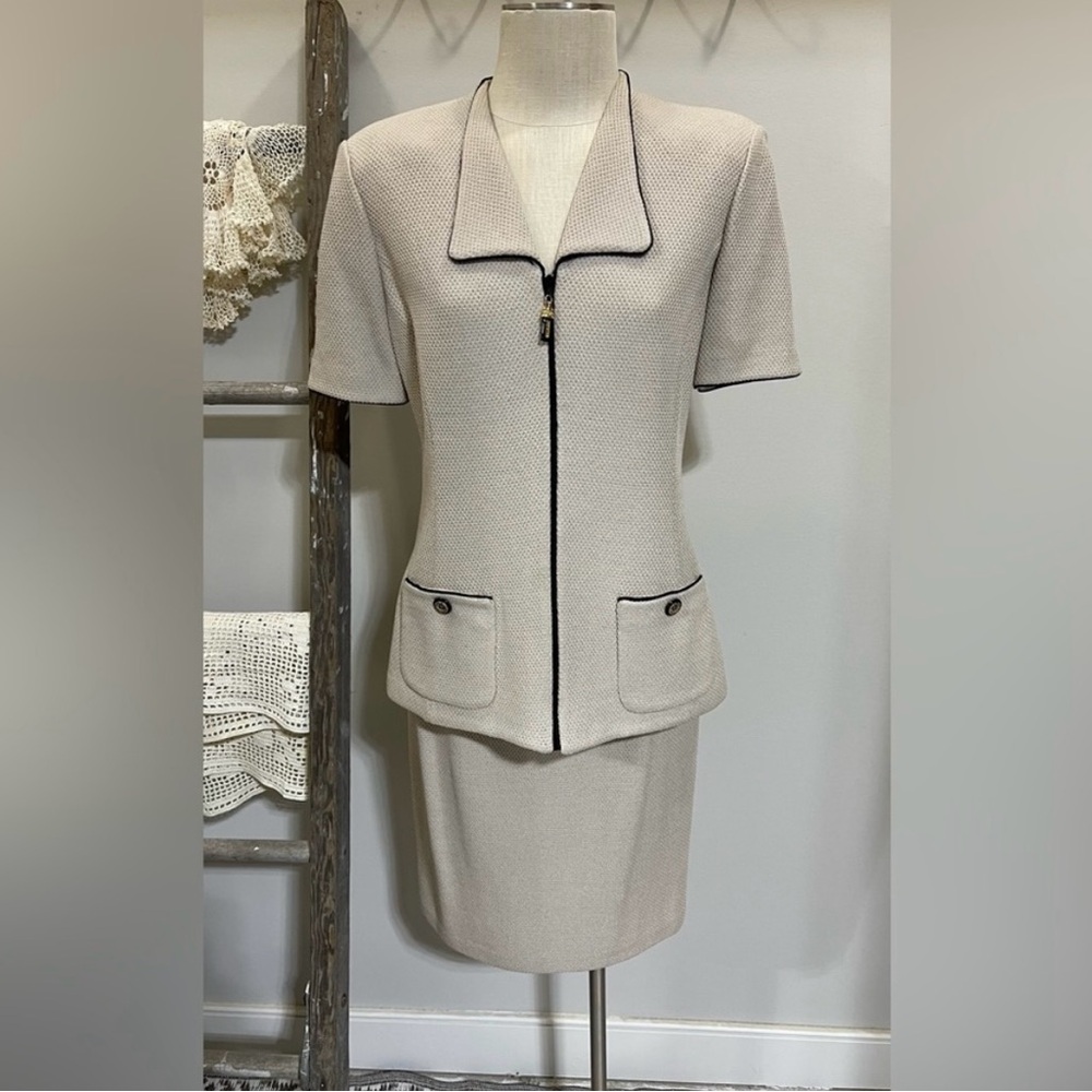 ST. JOHN EUC Suit ••• Jacket Size 8 Skirt 10